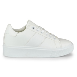 Zapatillas blancas de mujer en la plataforma. blanco Zapatillas blancas de mujer en la plataforma. blanco