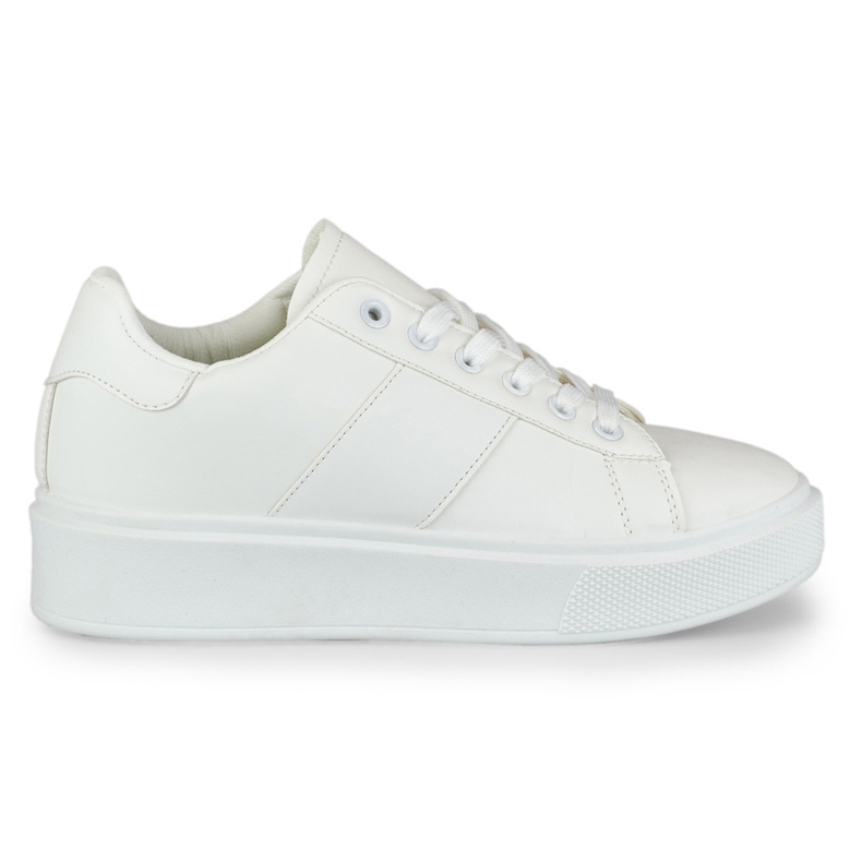 Zapatillas blancas de mujer en la plataforma. blanco