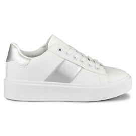 Zapatillas blancas de mujer en la plataforma con una adición plateada. blanco