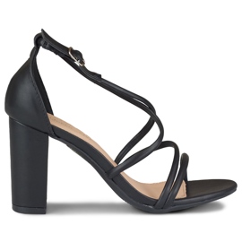 Sandalias negras de mujer en el puesto de Isan. negro