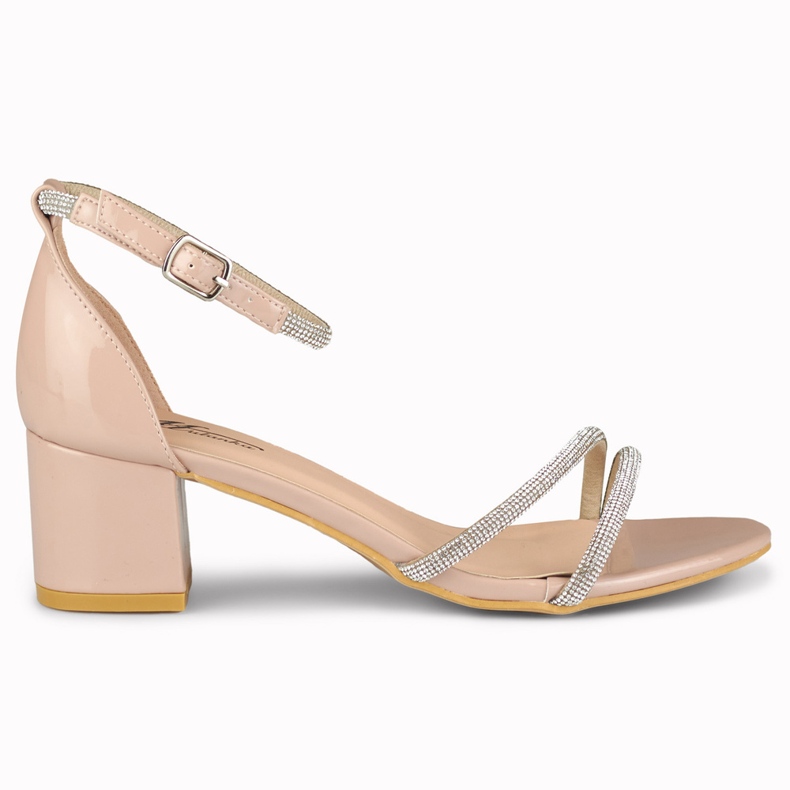 Elegantes sandalias de mujer beige brillante en el post.