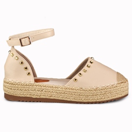 Alpargatas beige con tachuelas abrochadas al tobillo