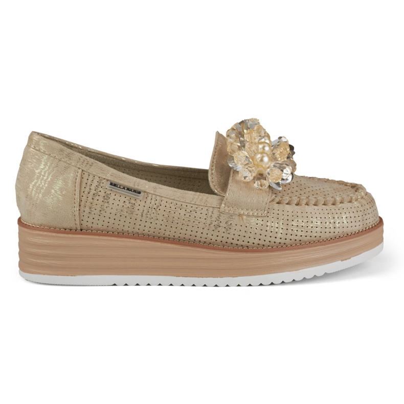 Zapatos calados en la plataforma con decoración. beige