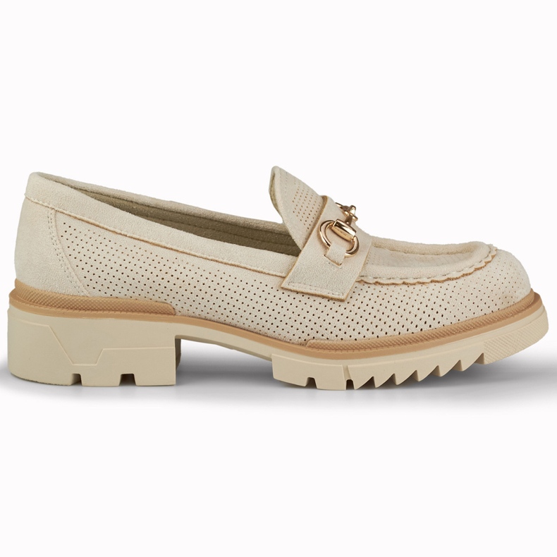 Zapatos beige calados con una delicada decoración.