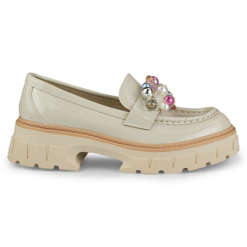 Mocasín lacado beige con abalorios decorativos