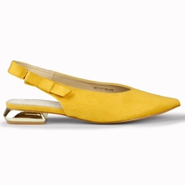 Zapatos de salón de mujer con tacón bajo y elegante. amarillo