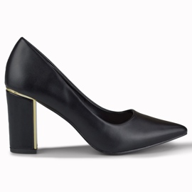 Zapatos de salón elegantes con tacón decorativo. negro
