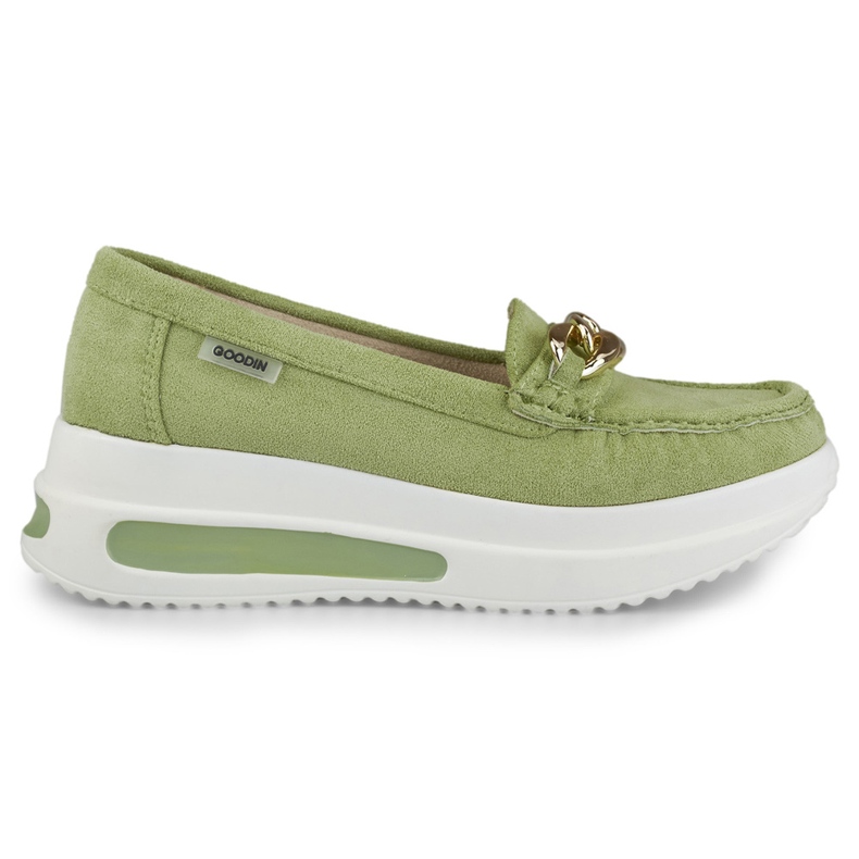 Mocasines de mujer verde claro en la plataforma.