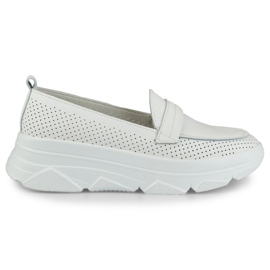 Cómodos zapatos blancos calados fabricados en piel natural
