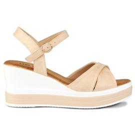 Cómodas sandalias cuña beige