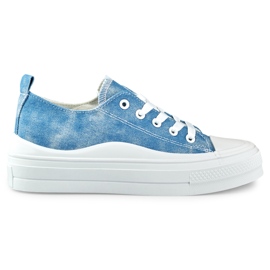 Zapatillas de mezclilla de mujer en la plataforma. azul