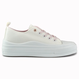 Zapatillas blancas de mujer en la plataforma. blanco