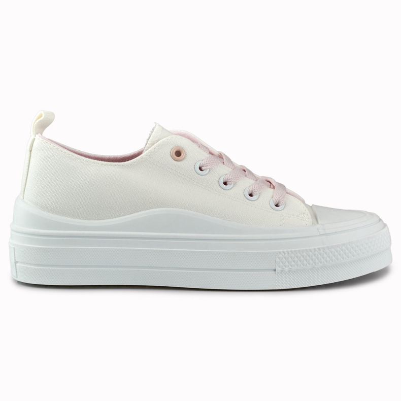 Zapatillas blancas de mujer en la plataforma. blanco