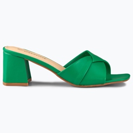 Zapatillas verdes de mujer con tacón bajo.