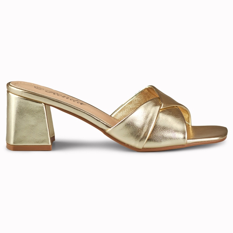 Zapatillas doradas de mujer con tacón bajo. dorado