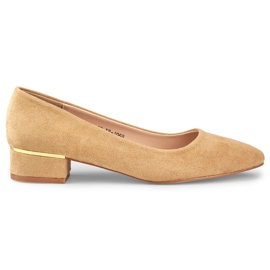 Bombas beige en un tacón bajo.