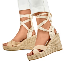 Sandalias de mujer beige en la plataforma.