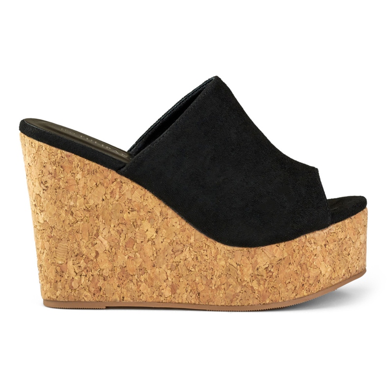 Chanclas negras en una cuña de corcho negro