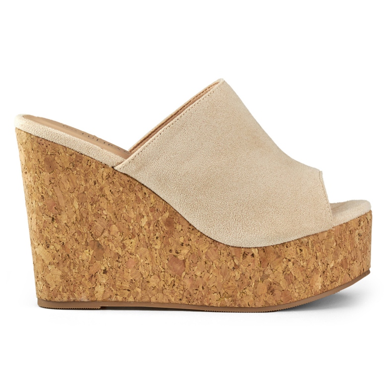 Chanclas beige sobre cuña de corcho