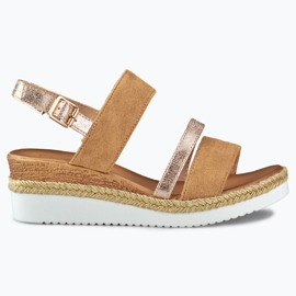 Sandalias beige de mujer con cuña baja Sandalias beige de mujer con cuña baja