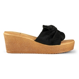Zapatillas negras de mujer en un cómodo tacón de cuña. negro