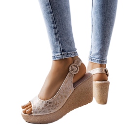 Sandalias beige con cuña de Jarmila