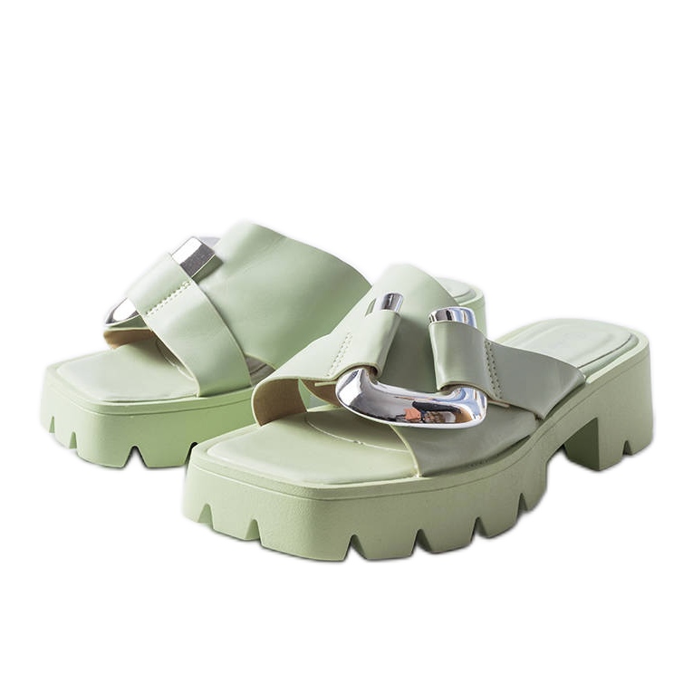 Chanclas verdes en la suela del tractor de Carceri