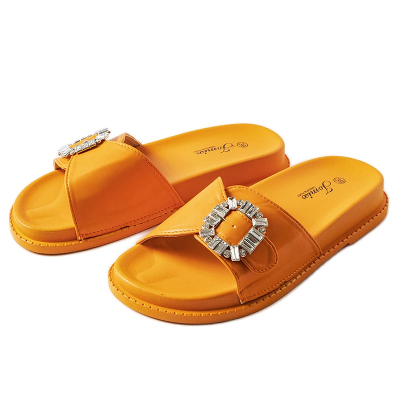 Chanclas naranjas decoradas con pedrería de Griegsvei