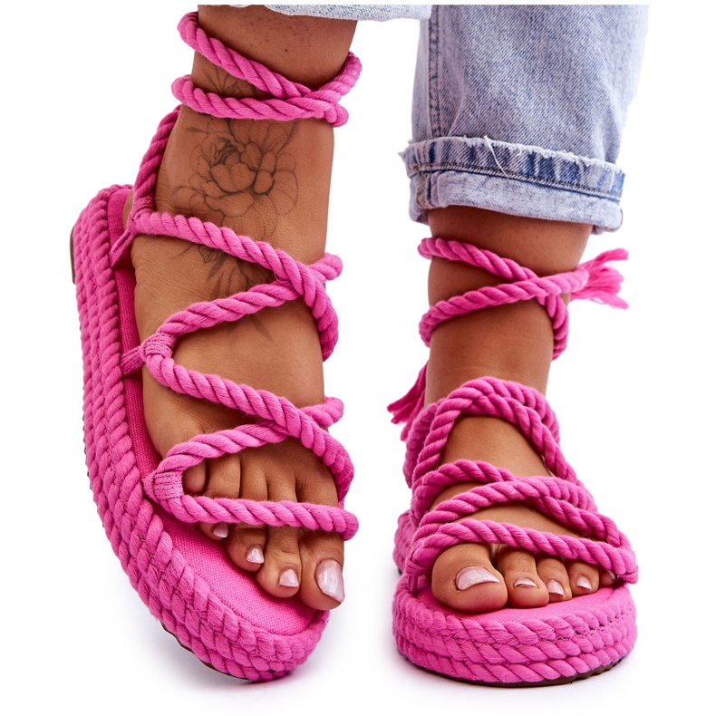 Sandalias atadas en una plataforma masiva El rosa no puede esperar rosado