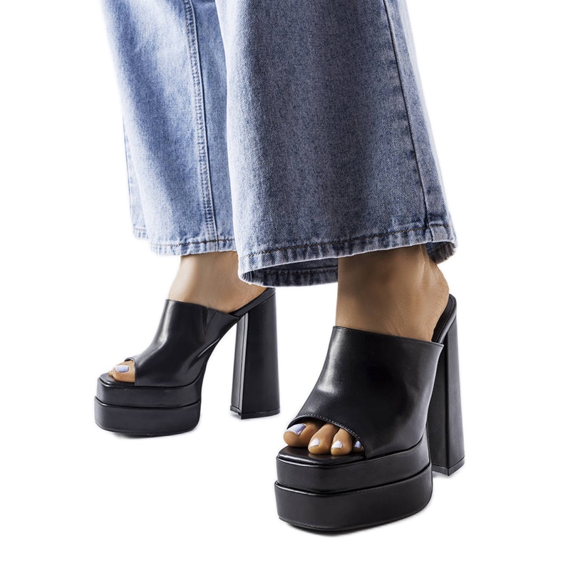 Chanclas negras de tacón alto de Mertzon negro