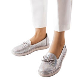 Mocasines grises brillantes con diseño calado de Elodia