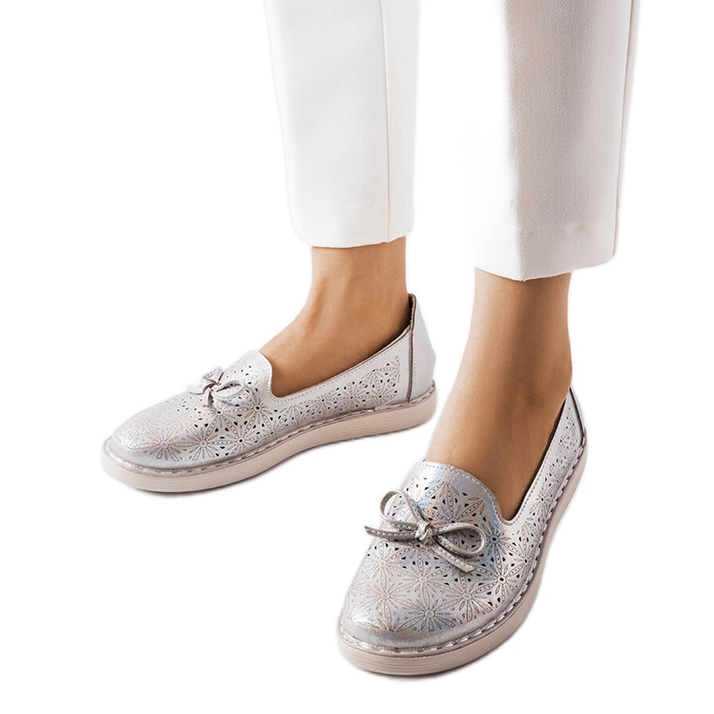 Mocasines grises brillantes con diseño calado de Elodia