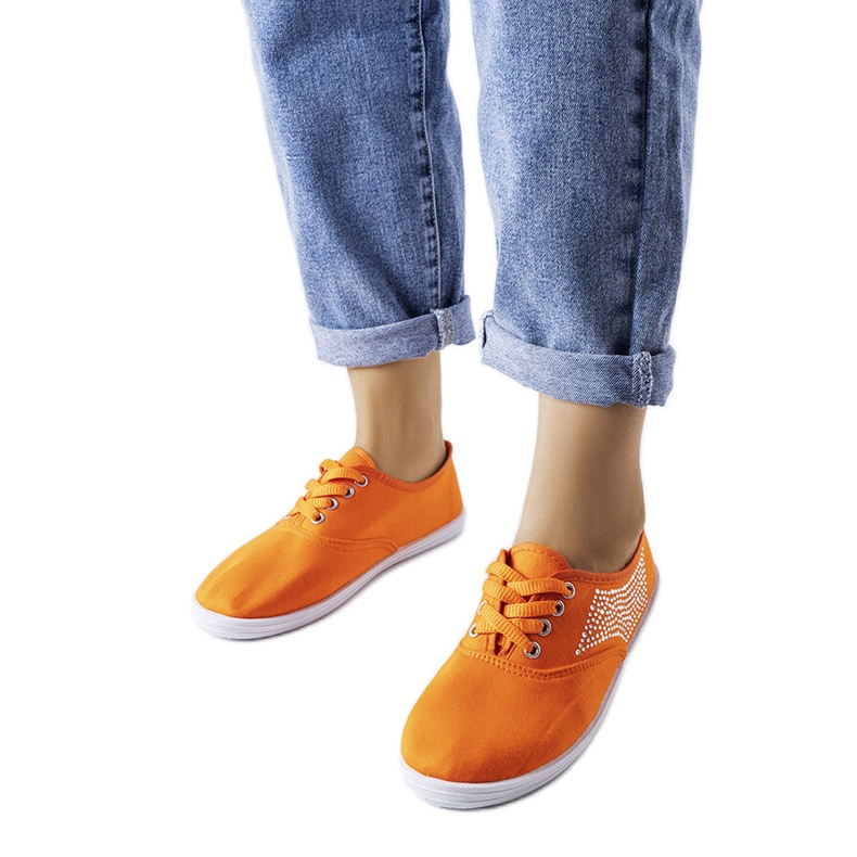 Deportivas naranjas con pedrería de Godfrey