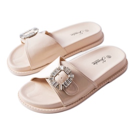 Chanclas beige decoradas con pedrería de Griegsvei