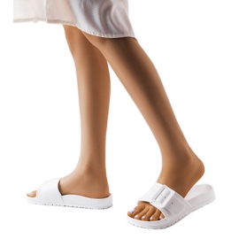 Chanclas de goma blanca con hebilla Nelm blanco