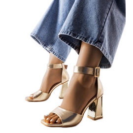 Marlens sandalias bloque dorado