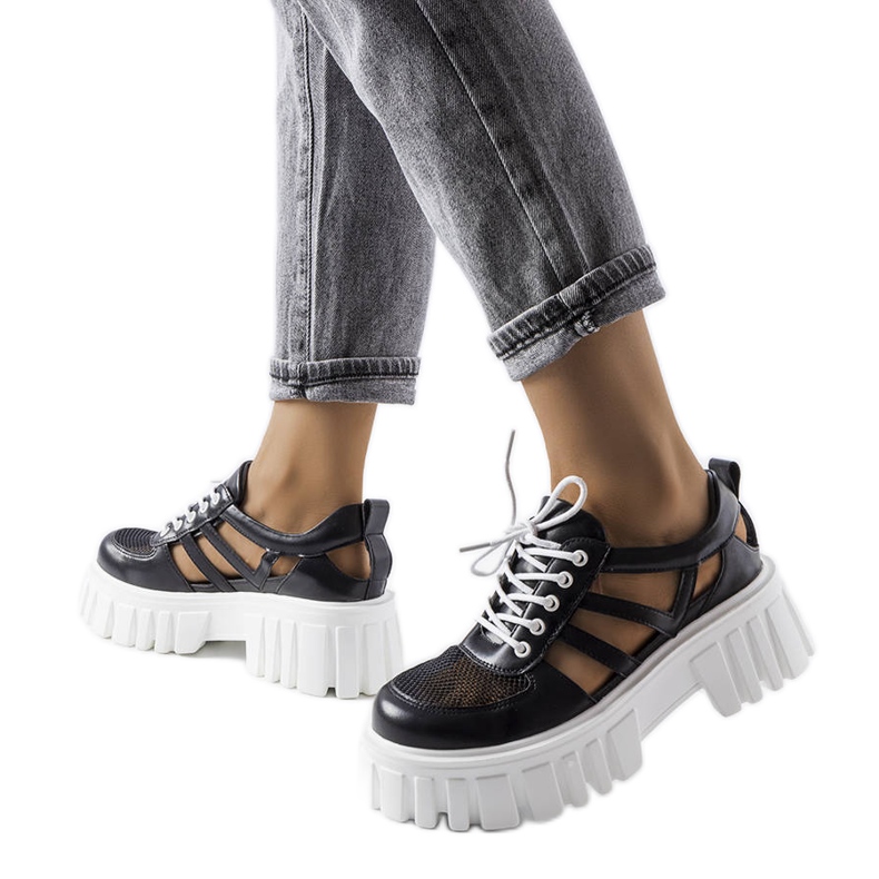 Zapatos brogue negros con una enorme suela Emaline