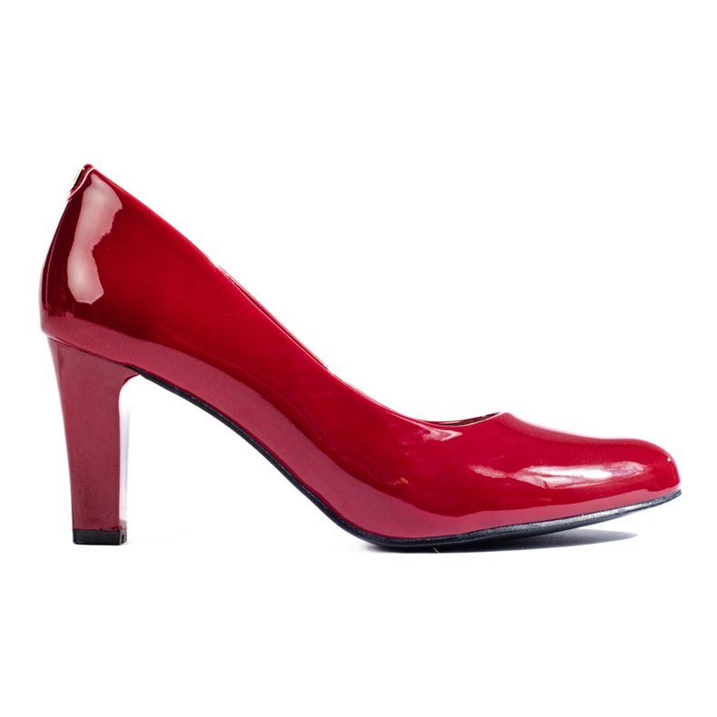 Bombas clásicas de color burdeos en el bloque Shelovet rojo