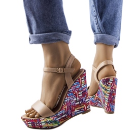 Sandalias de cuña con adornos beige de Fairmont