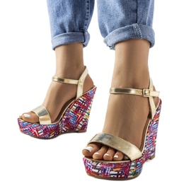 Sandalias doradas con cuña de Fairmont dorado