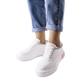 Zapatillas rosas con cadena de Thilda. blanco