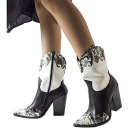 Bota cowboy semi negra y blanca con inserciones de serpiente negro