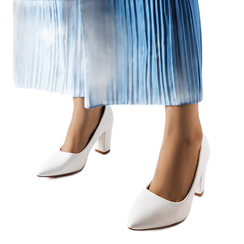 Bombas Maurelle blancas en el bloque blanco