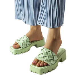 Chanclas verdes en la suela tractor de Lora