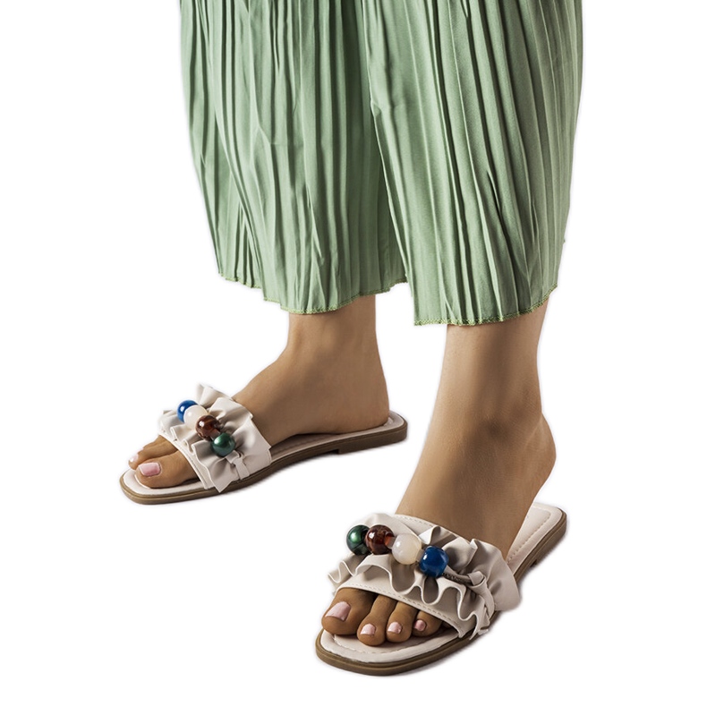 Chanclas beige con volantes de Fortier negro