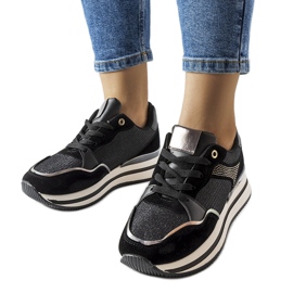 Zapatillas negras brillantes de Enola. negro