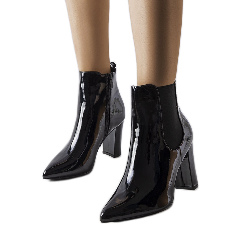 Botas de charol negro en el puesto de Dolla