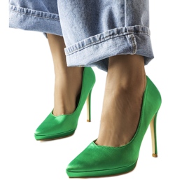 Zapatos de salón en satén verde de Silje.