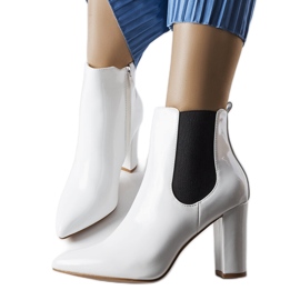 Botas Dolla lacadas en blanco sobre poste