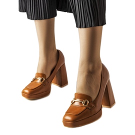 Zapatos de salón marrones sobre un bloque geométrico de Blaiss marrón